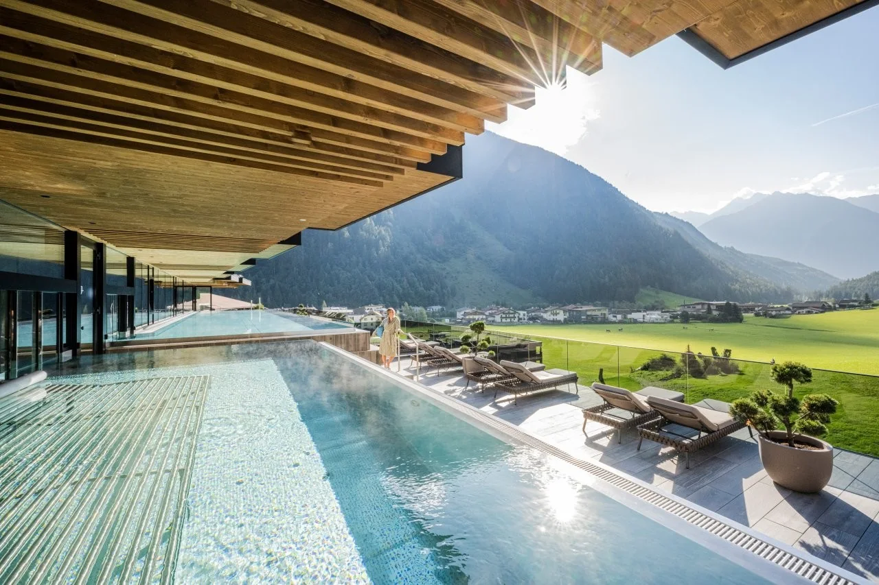 Sky Pool im Hotel Schwarzenstein in Luttach, Wellnessangebot für Gäste der Zimmerhofer Appartements