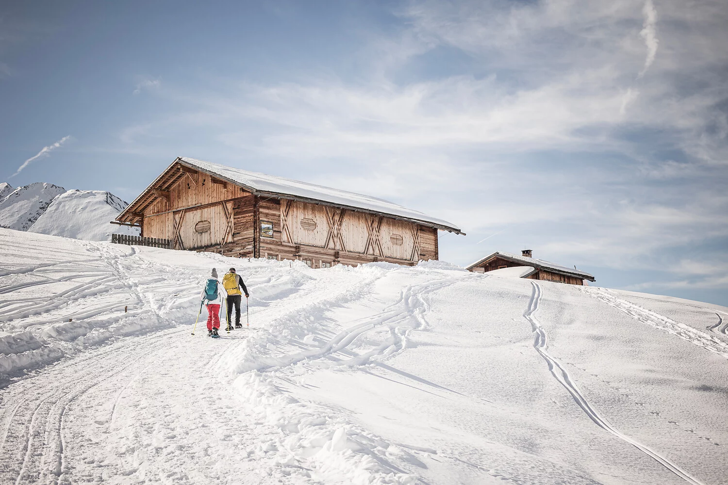 Schneeschuhwanderung in der verschneiten Landschaft des Ahrntals